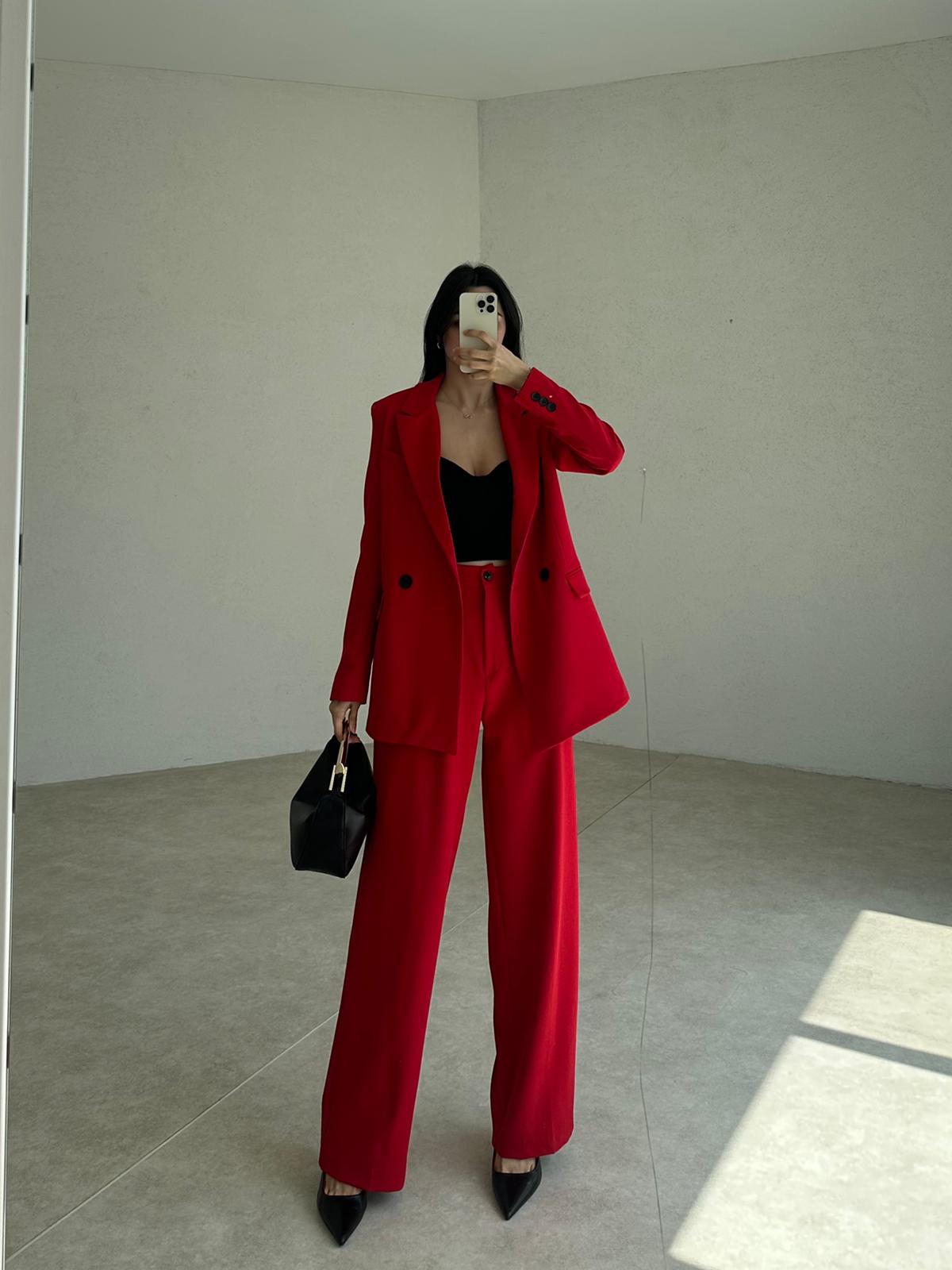 DOUBLE-BREASTED RED PANTSUIT